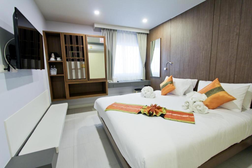 Elegancy Sansabai Hotel Patong Esterno foto