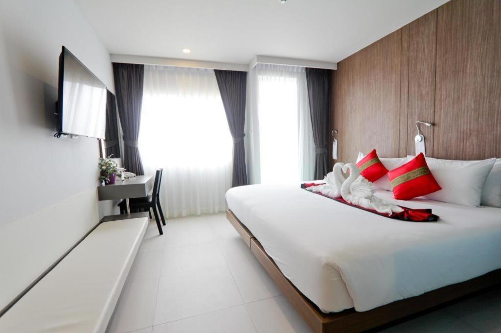 Elegancy Sansabai Hotel Patong Esterno foto